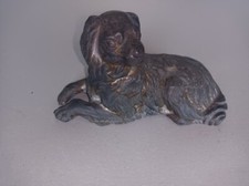 chien couché en bronze 
