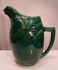 Pichet  publicitaire, l'Héritier-Guyot, barbotine, décor grenouille, haut.19,2cm