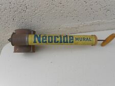Ancien pulvérisateur Néocide mural