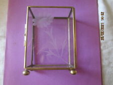 VITRINE MINIATURE VERRE CISELE FLEUR LAITON AVCE FERMOIR GLASS BOX