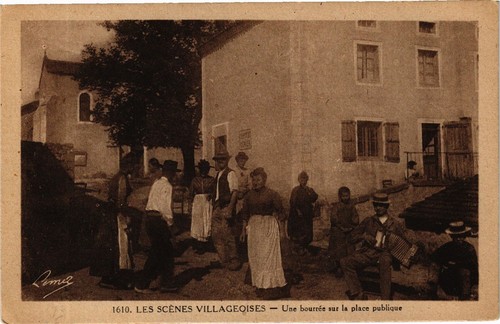 Cpa les scenes - villageoises,