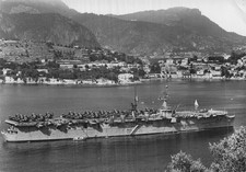 6 VILLEFRANCHE SUR MER PORTE AVIONS AU MOUILLAGE DANS LA RADE