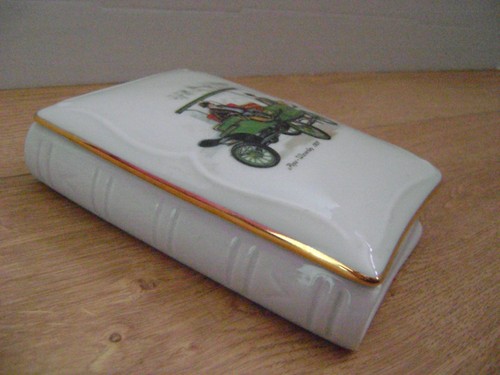 Boîte forme livre vide - de,