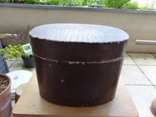 ANCIENNE TRES GROSSE BOITE CHAPEAU EN BOIS RECOUVERT CARTON IMITATION CROCODILE
