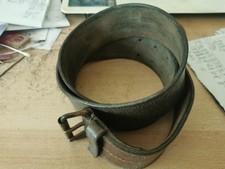 Ceinturon en cuir double ardillon.