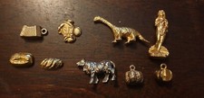 LOT DE 9 FEVES METAL DORE