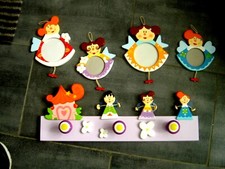 LOT PORTE MANTEAU bois peint à 3 patères 50 CM + 4 Cadres Photo bois personnages