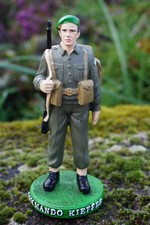 RE0239 3 SUR 4 FIGURINE