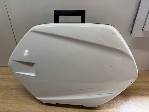 Une valise laterale droite - une,