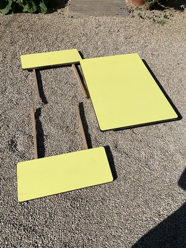 Table formica jaune sans - jaune, pieds