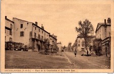 24994 cpa 63 Sauxillanges - Place de la Constitution et la Grande Rue