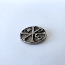 Pendentif médaille du Chrisme en bronze argenté par Arthus Bertrand Paris, 1970s