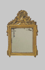 miroir Louis XV en bois sculpté doré décor attribut de musique . XVIII siècle .