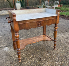 Coiffeuse ancienne Louis Philippe en noyer et marbre avec un fêle