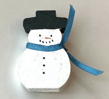 BROCHE BONHOMME DE NEIGE EN BOIS PEINT ADORABLE 4,1cm