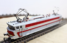 UNE   LOCOMOTIVE   B B