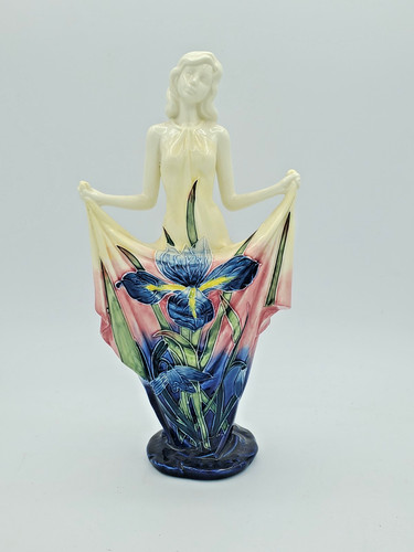 Statuette jeune femme elegante - statuette,