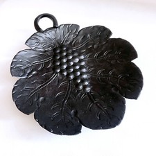 Plat artisanal métal repoussé décor feuille de vigne et grappe de raisin tripode