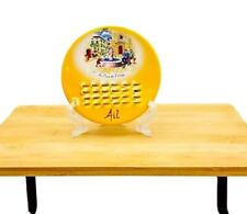 Gratte-ail jaune céramique motif La place du Village 11 x 2 cm env