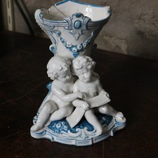 Vase en porcelaine blanche et bleue PUTTIS Marqué HR dresden meissen sitzendorf