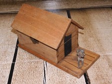 -JOLIE ANCIENNE BOITE A TIMBRES ENCRIER BOIS forme NICHE CHIEN PLOMB de VIENNE D