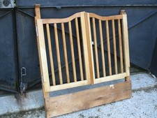 93 X 98 cm - Ancienne porte barrière de bas d'escalier, en bois