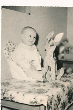 Snapshot argentique bébé avec jouet faon bambi baby toy 