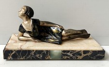 STATUE FEMME REGUL SUR SOCLE