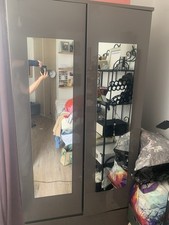 Armoire avec miroirs et penderie