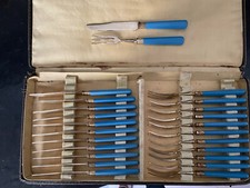 Coffret de 12 couteaux et 12 fourchettes à dessert vintage manche en bakélite