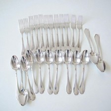 Alfénide (Christofle). 12 couverts de table en métal argenté modèle Pompadour