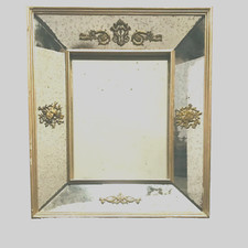 miroir à parclose circa1950 verre teinté décor d'attributs en laiton .XX siècle.