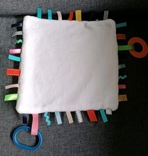 1603?Doudou plat Carré blanc Neige Oxybul Eveil et jeux Étiquette De Couleurs 