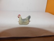 FIGURINE QUIRALU LA FERME POULE COUVE