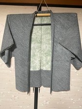 Japonais La veste à membrane est vert foncé. La doublure en marbre vert...