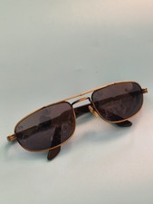 Paire de lunettes de soleil