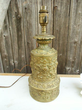 lampe  en laiton repoussé