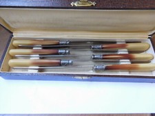 Un coffret  ou ménagère de 6 couteux anciens inox du siècle dernier. NEUF .