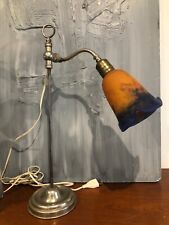 LAMPE DE BUREAU EN MÉTAL CHROMÉ AVEC TULIPE EN PÂTE DE VERRE signée DEGUÉ