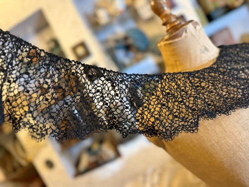 Dentelle ancienne volant - ,