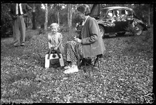 Femme & petite fille - voiture ancienne - Ancien négatif photo an. 1950
