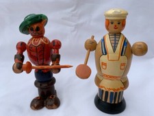 2 ANCIENNES FIGURINES RUSSE EN BOIS LAQUÉ LE CHAT BOTTÉ- LA CUISINIÈRE 1950