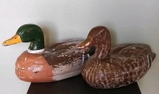 2 Anciens leurre canard appelant de chasse en bois sculpté peint Femelle Et Mâle