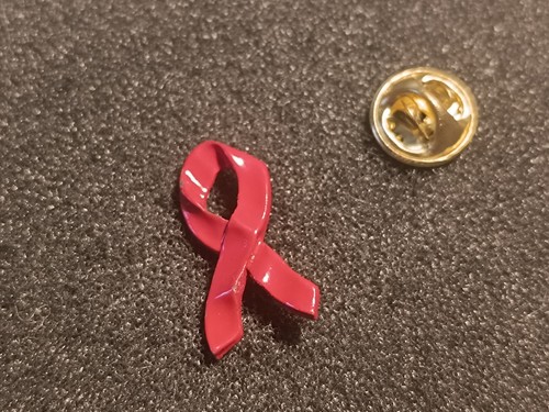 Pin ruban rouge - ruban, contre