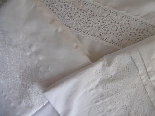 Drap taies avec broderie - +, 2