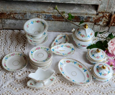 ANCIENNE DINETTE SOUPIERE ET ASSIETTES PORCELAINE  POUR ENFANT POUPEE
