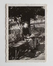 Marin homme assis banc lit journal clope fume - Photo ancienne snapshot