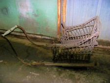 Ancienne poussette en osier