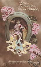 CP BONNE ANNEE ENFANT ASSIS AVEC ROSES ENTOURE FER A CHEVAL FLEURS