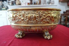 tres belle jardinière de table en cuivre repoussé néo medieval XIX